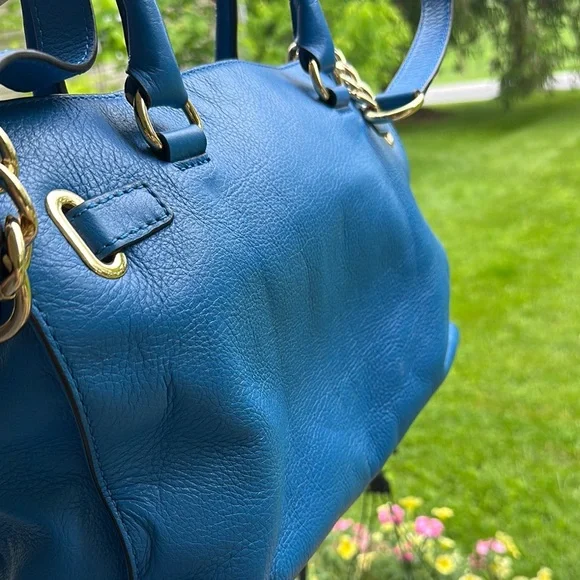 Michael Kors Blue Shoulder Bag with Gold Hardware - Picture 4 of 10